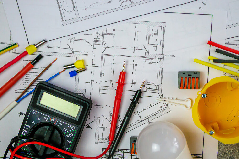 איך תכנון מערכות חשמל נכון מצמצם השבתות ומגן על העסק